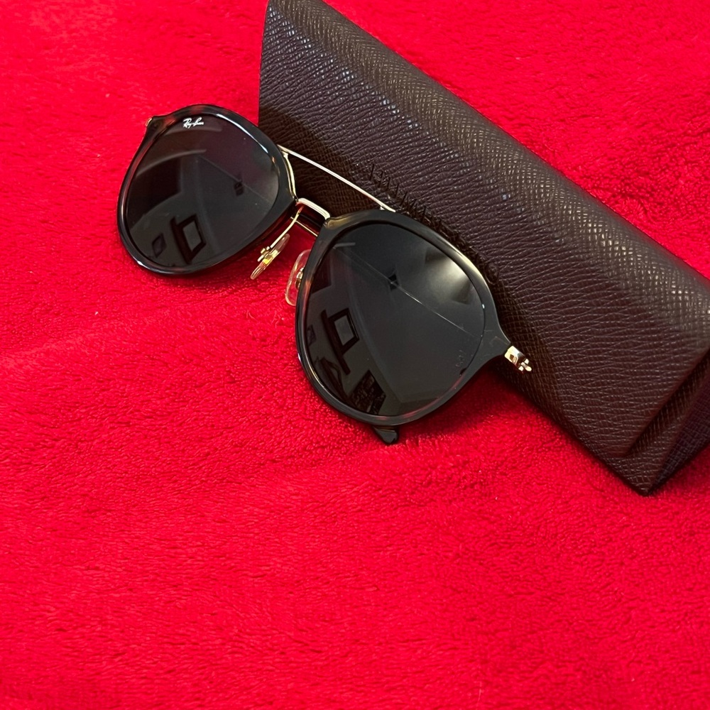 Round double bridge Ray-Ban Black and Gold Sunglasses with Case